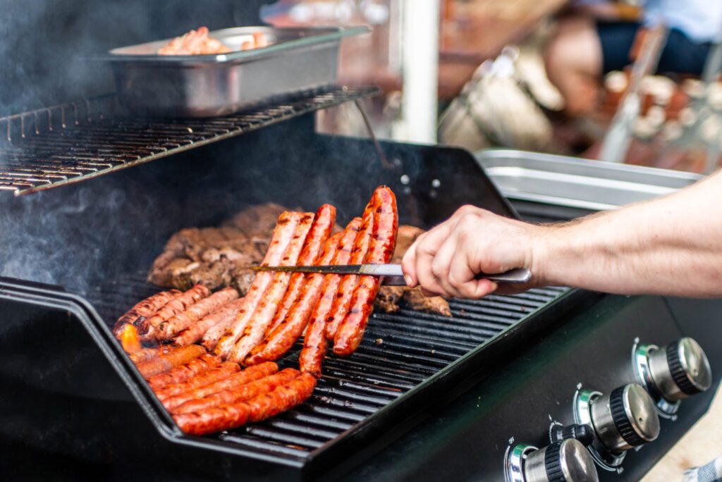 La cuisson des saucisses au barbecue : réussir parfaitement à tous les coups en 5 étapes