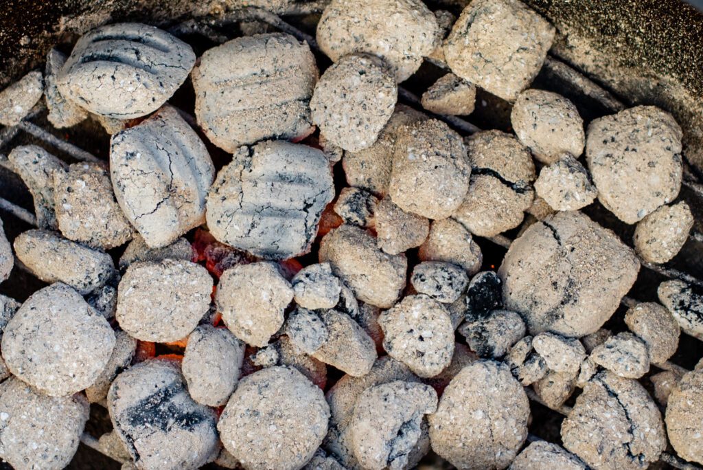 charbon pour barbecue en briquettes